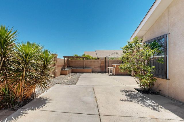 424 Whitethorn Street SW, Albuquerque, NM 87121
