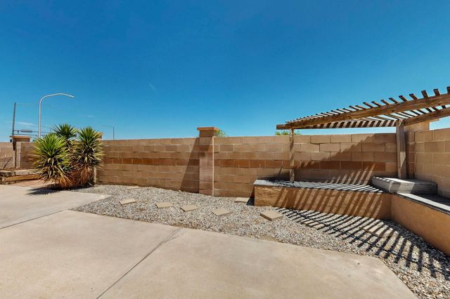 424 Whitethorn Street SW, Albuquerque, NM 87121