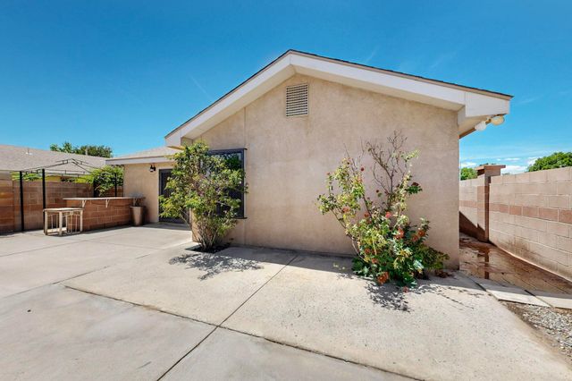 424 Whitethorn Street SW, Albuquerque, NM 87121