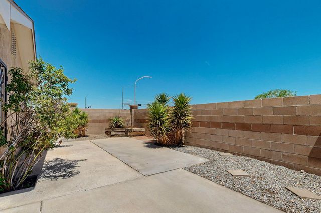 424 Whitethorn Street SW, Albuquerque, NM 87121