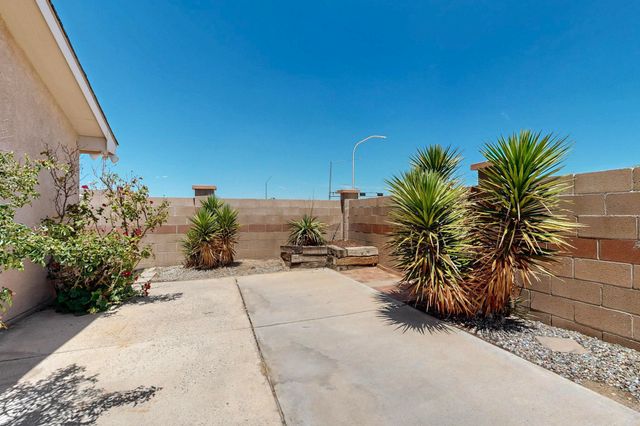 424 Whitethorn Street SW, Albuquerque, NM 87121