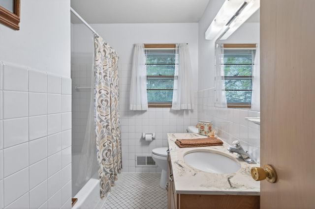 1845 City Heights Drive, Maplewood, MN 55117