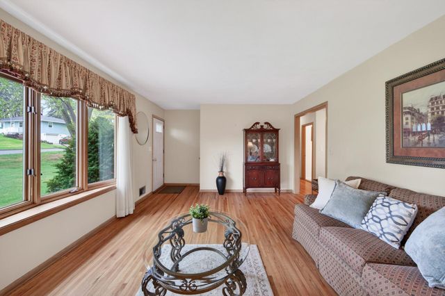 1845 City Heights Drive, Maplewood, MN 55117