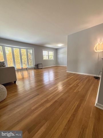 1716 PINE VALLEY DR, Vienna, VA 22182