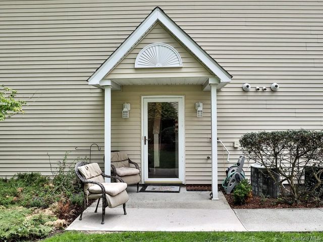 25 Village Cove, Warwick, NY 10990