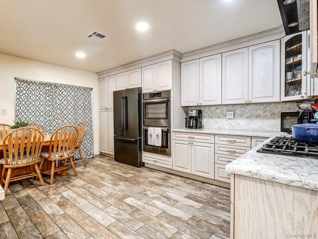 25 Village Cove, Warwick, NY 10990