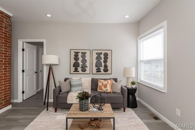 4533 Ray Avenue, St Louis, MO 63116