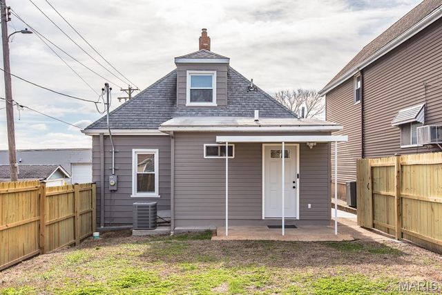 4533 Ray Avenue, St Louis, MO 63116