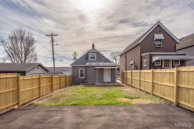 4533 Ray Avenue, St Louis, MO 63116