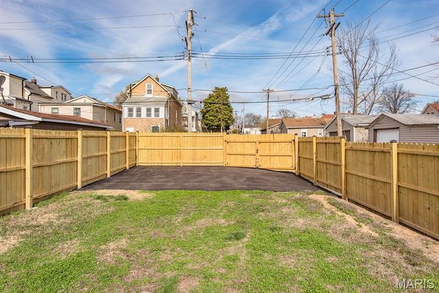 4533 Ray Avenue, St Louis, MO 63116