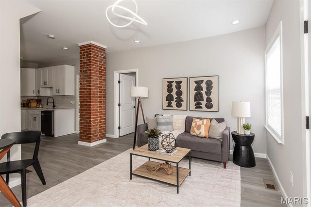 4533 Ray Avenue, St Louis, MO 63116