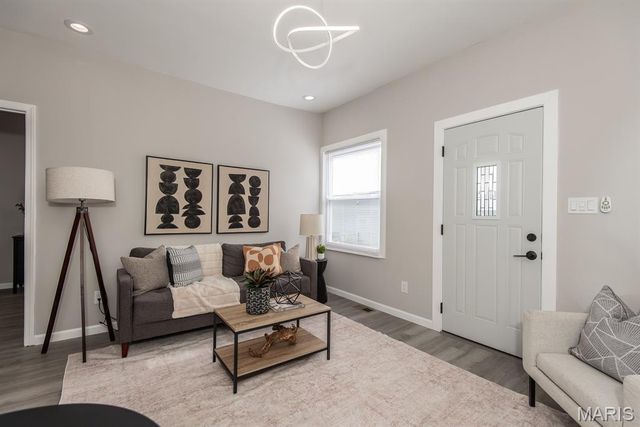 4533 Ray Avenue, St Louis, MO 63116