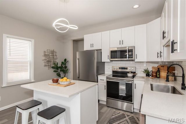 4533 Ray Avenue, St Louis, MO 63116