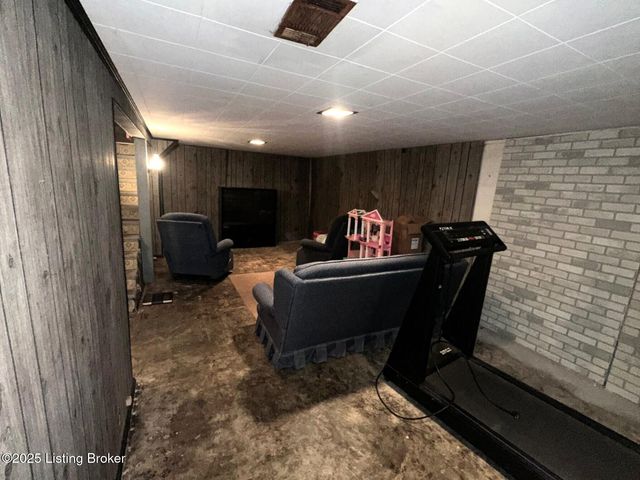 2905 Lencott Dr, Louisville, KY 40216