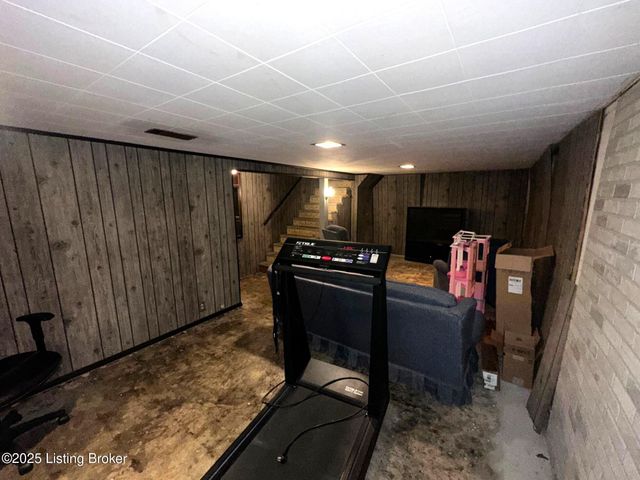 2905 Lencott Dr, Louisville, KY 40216