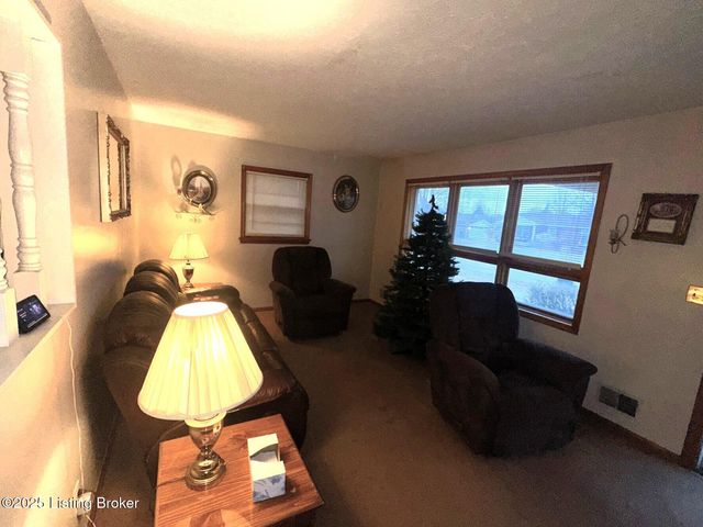 2905 Lencott Dr, Louisville, KY 40216