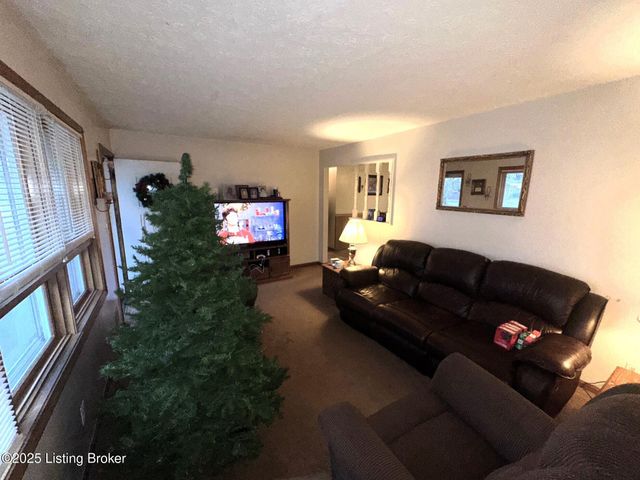 2905 Lencott Dr, Louisville, KY 40216