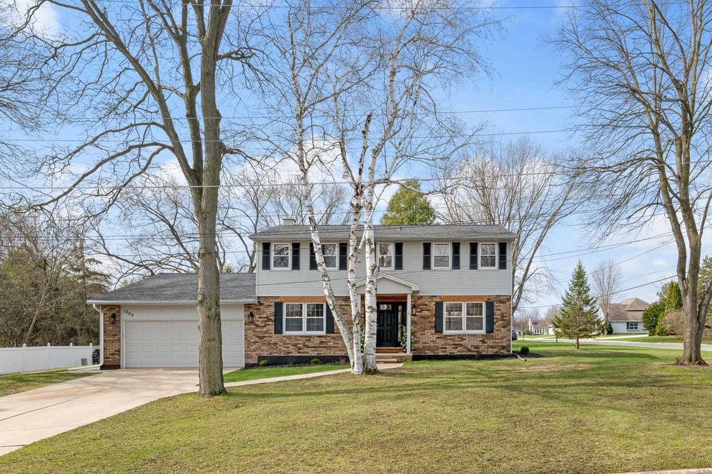 1300 HIAWATHA CIRCLE, Green Bay, WI 54313