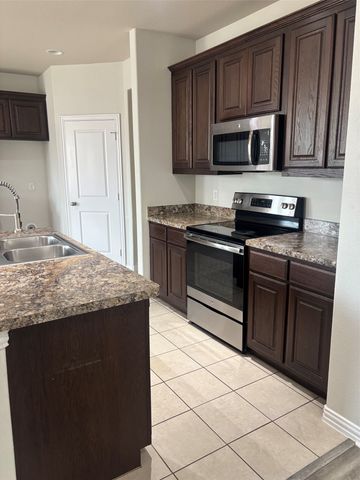 352 Emerald Creek Drive, Fort Worth, TX 76131