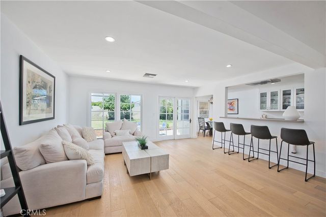 10143 Sophia, North Hills, CA 91343