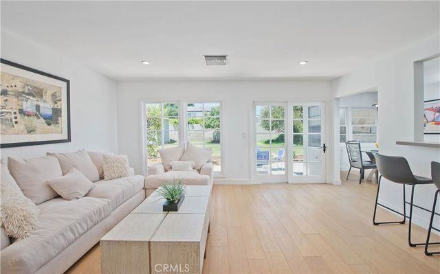 10143 Sophia, North Hills, CA 91343