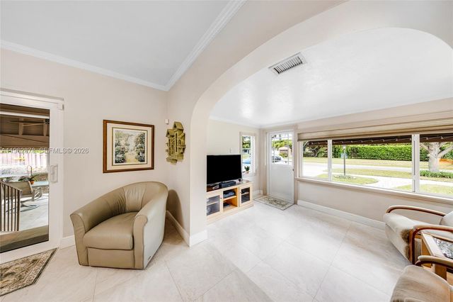 564 De Leon Dr, Miami Springs, FL 33166