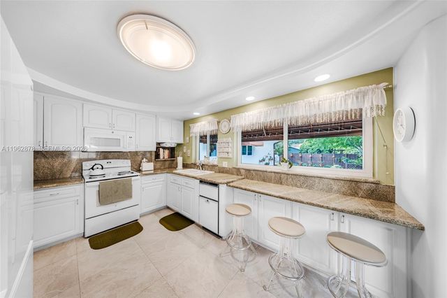 564 De Leon Dr, Miami Springs, FL 33166