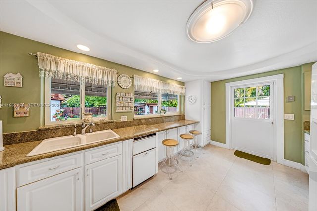 564 De Leon Dr, Miami Springs, FL 33166