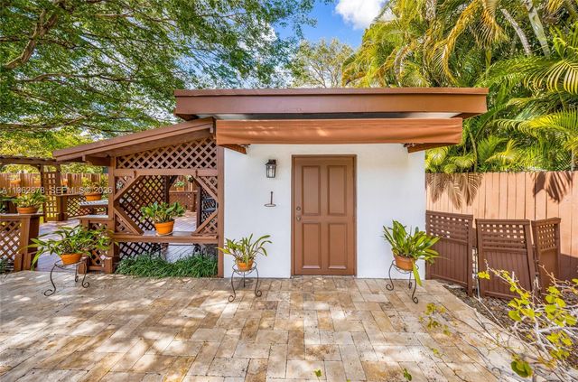 564 De Leon Dr, Miami Springs, FL 33166