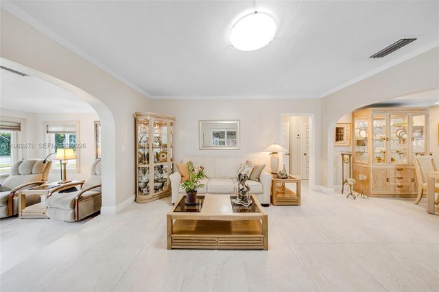 564 De Leon Dr, Miami Springs, FL 33166