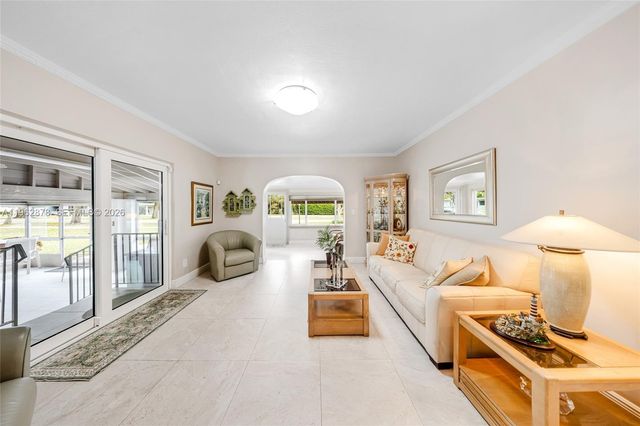 564 De Leon Dr, Miami Springs, FL 33166