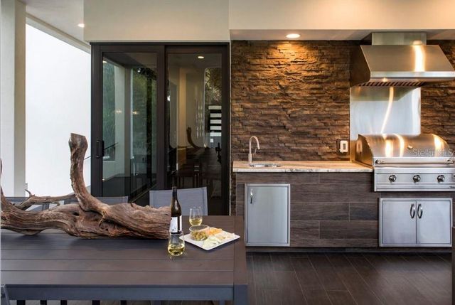 356 BAYVIEW DRIVE NE, St Petersburg, FL 33704