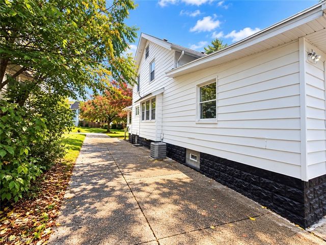 1225 Murray Avenue, Akron, OH 44310