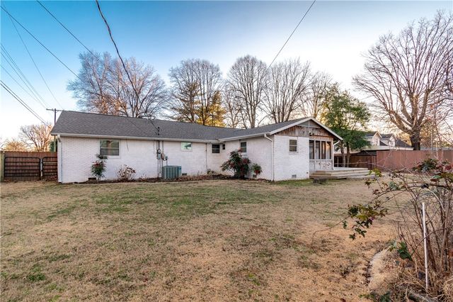 126 Rogers Circle Drive, Springdale, AR 72764