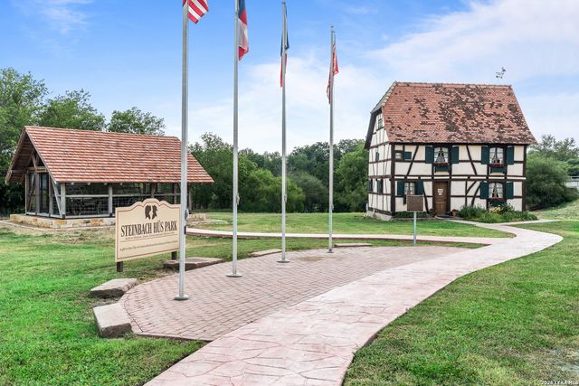 292 Mountain Oak, Castroville, TX 78009