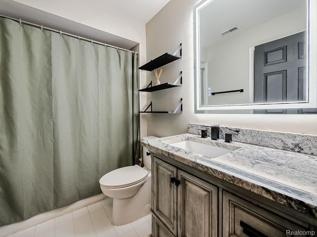 406 Old Pine Way, Walled Lake, MI 48390