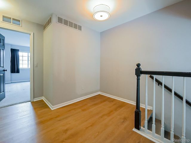 406 Old Pine Way, Walled Lake, MI 48390