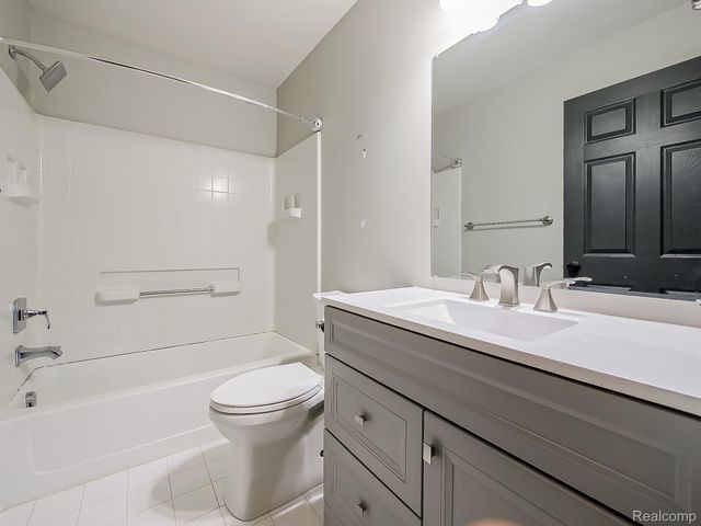 406 Old Pine Way, Walled Lake, MI 48390