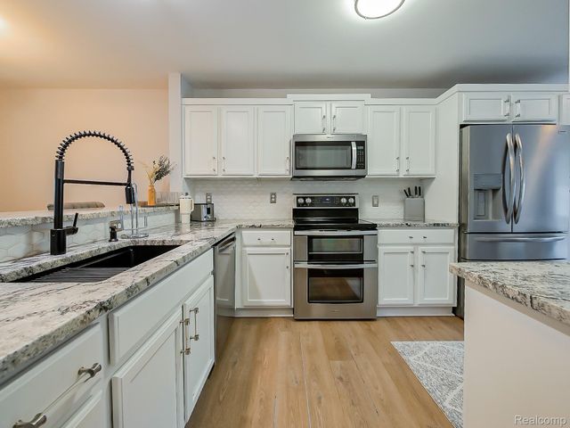 406 Old Pine Way, Walled Lake, MI 48390