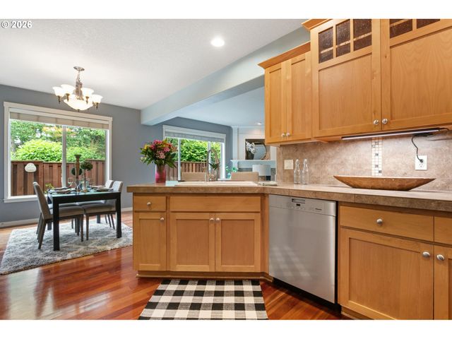 8988 Sw TAYLORS FERRY Rd, Portland, OR 97223