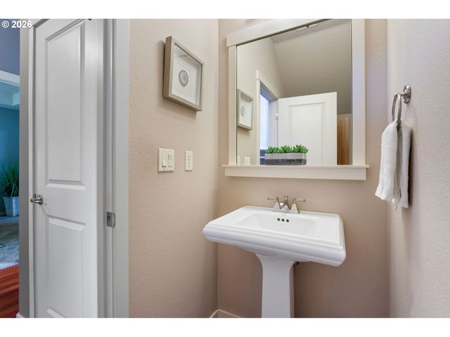 8988 Sw TAYLORS FERRY Rd, Portland, OR 97223