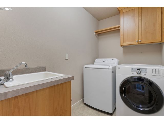 8988 Sw TAYLORS FERRY Rd, Portland, OR 97223