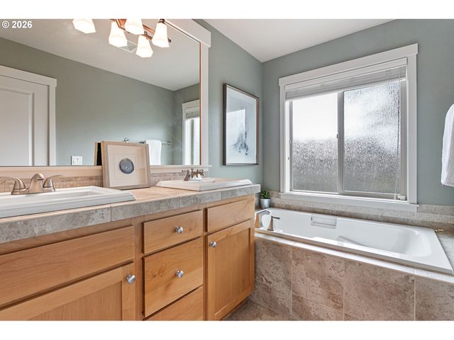 8988 Sw TAYLORS FERRY Rd, Portland, OR 97223