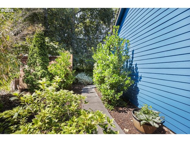 898 Ne PACIFIC Dr, Fairview, OR 97024