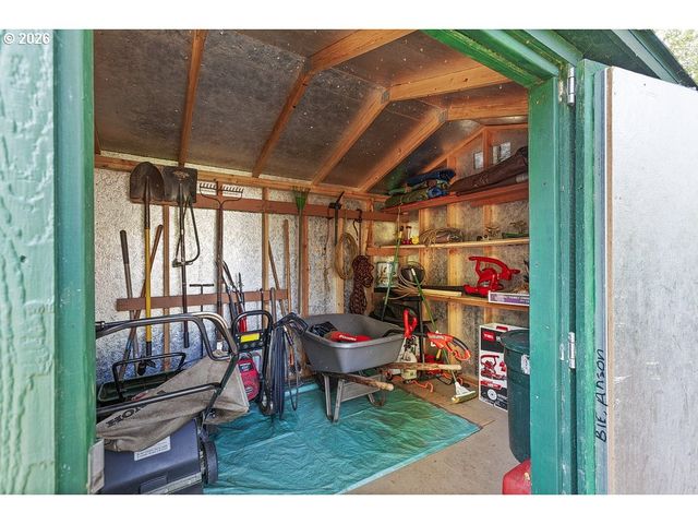 898 Ne PACIFIC Dr, Fairview, OR 97024