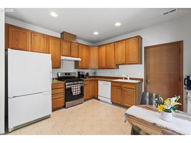 898 Ne PACIFIC Dr, Fairview, OR 97024