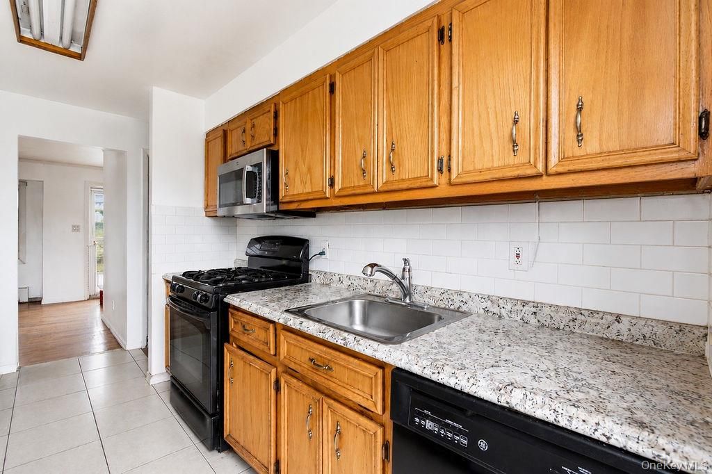 335 Roquette Avenue, Floral Park, NY 11001 — photo 3