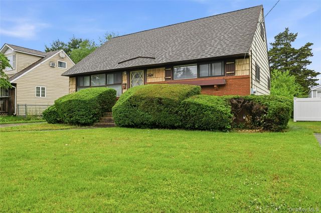 50 Moeller Street, Hicksville, NY 11801