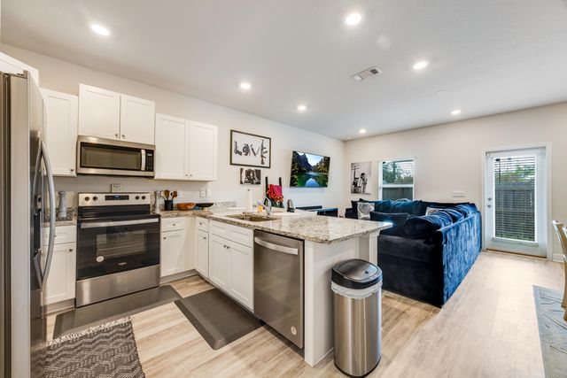 1004 Mclaren Circle, Fort Walton Beach, FL 32547