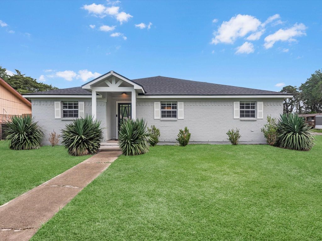 904 Kimmons Drive, Alvin, TX 77511